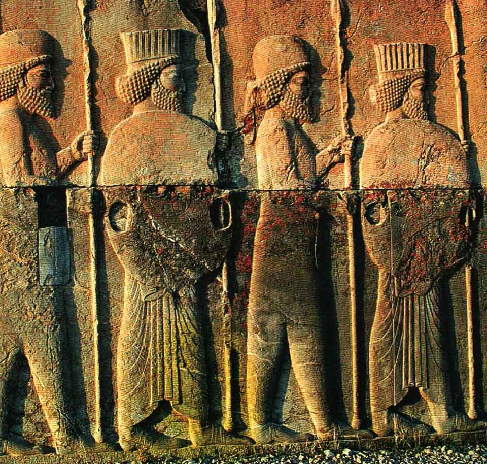 برخی باستانشناسان اخیراً سربازان با کلاه گرد را سربازان هخامنشی با نوعی دیگر لباس این دوران دانسته‌اند.